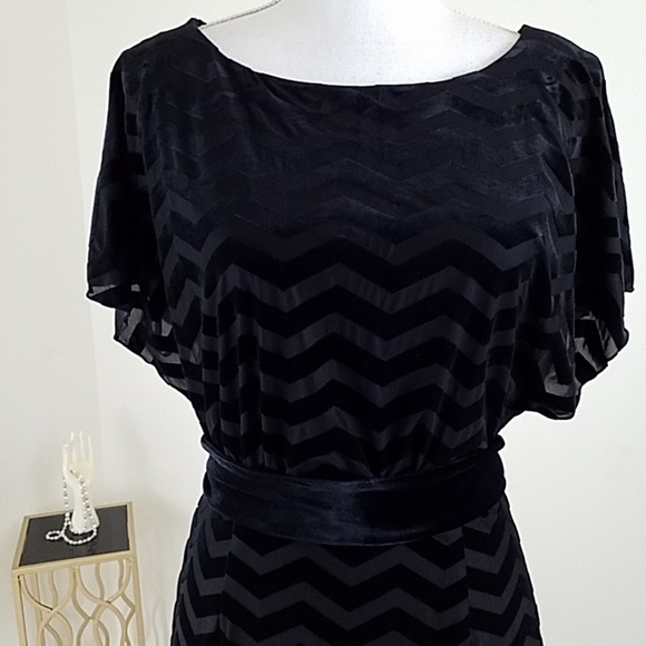 WHBM~Size XS~Black w/Zigzag Texture Belted Dress. - Picture 7 of 12